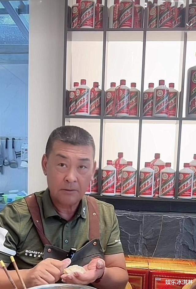 老戏骨居家直播包饺子,满墙茅台惹争议:抵得上北京一套房!