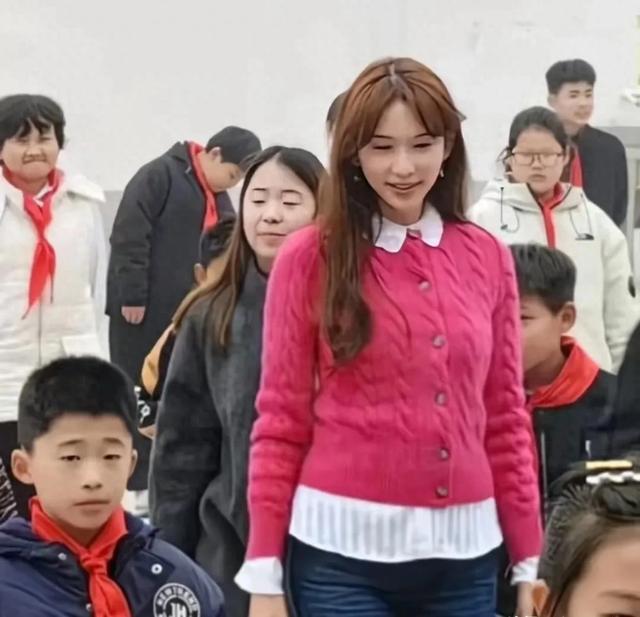 林志玲现身河南浚县!穿牛仔裤,身材真实很一般,为小学捐款60w