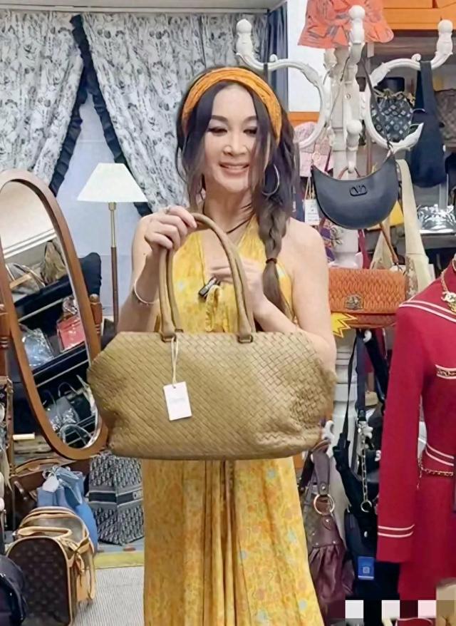 偶遇58岁温碧霞逛街,身材火辣皮肤嫩,说她28岁也有人信!