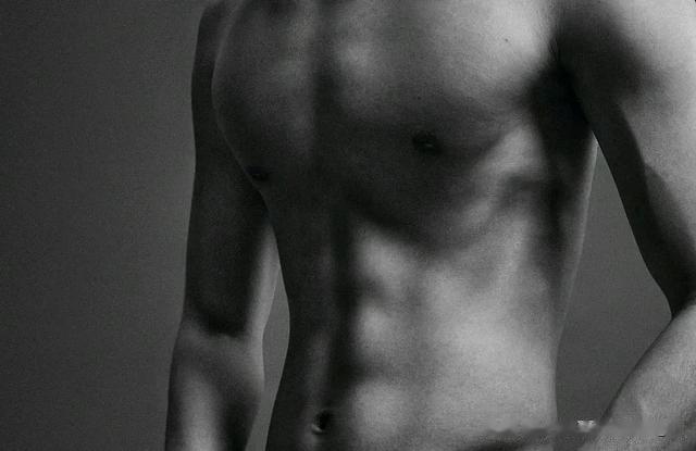 曾敬骅来自中国台湾的青年男演员，长相帅气迷人，演技精湛。