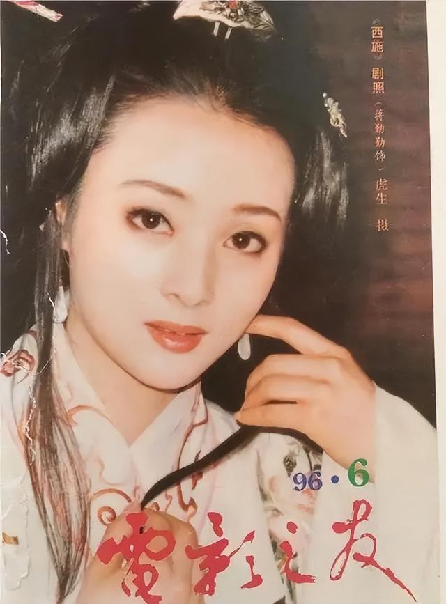 54岁陈建斌七夕国外游，休闲穿着被嘲满满老人味，蒋勤勤反被夸！