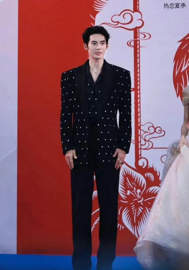 平心而论,内娱真正的绝色美男只有12位,他们酷帅雅痞,清新性感