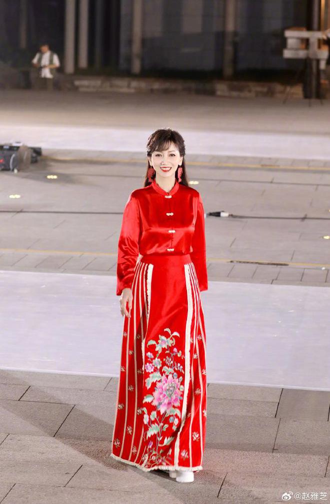 赵雅芝红裙亮相,国风美惊艳时光,粉丝直呼:冻龄女神永不过时!