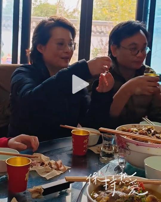 袁立大年初二回婆家走亲戚，儿子已经2岁大，主动向长辈敬酒谦卑