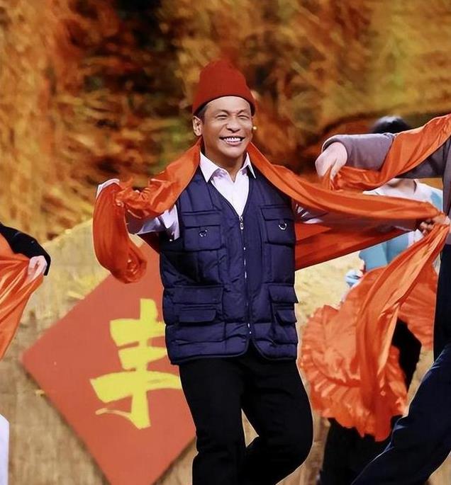 与原配结婚七年,成名后却立马离婚娶美女粉丝,宋小宝如今怎样?