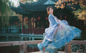 我的兄长和心上人都被妖艳表姐勾走了魂，我却不愿再劝这些男人，因为我为此死过一次……