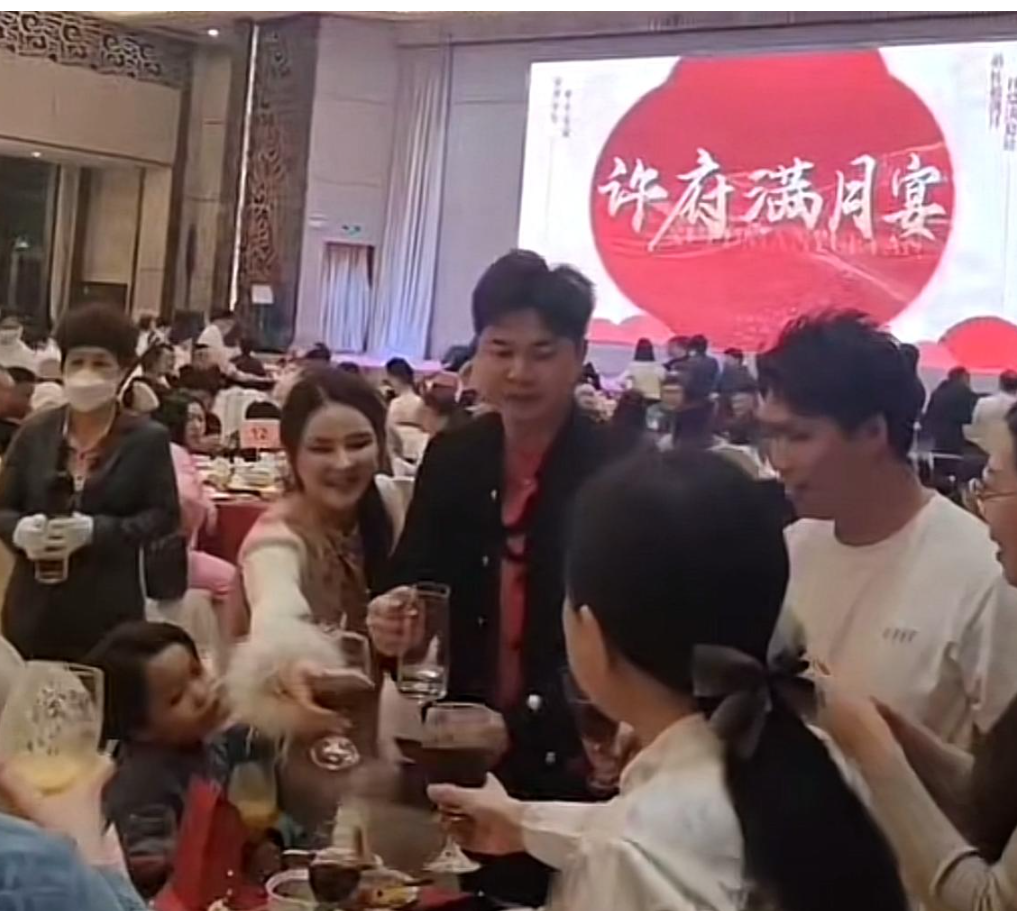 许华升为儿子办满月宴！现场发钱豪气万千，从草根逆袭成人生赢家