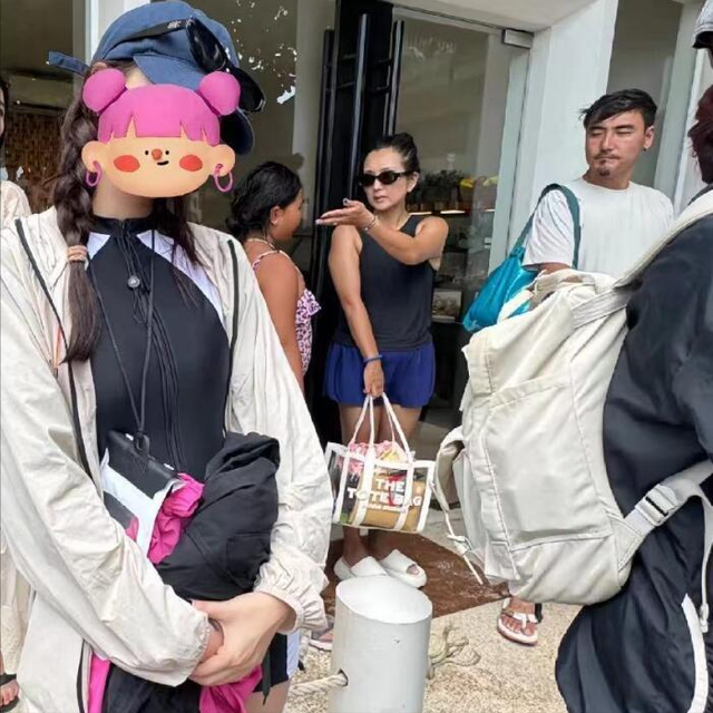 何洁一家五口泰国度假，38岁的她满头白发，两女儿颜值身高差太大