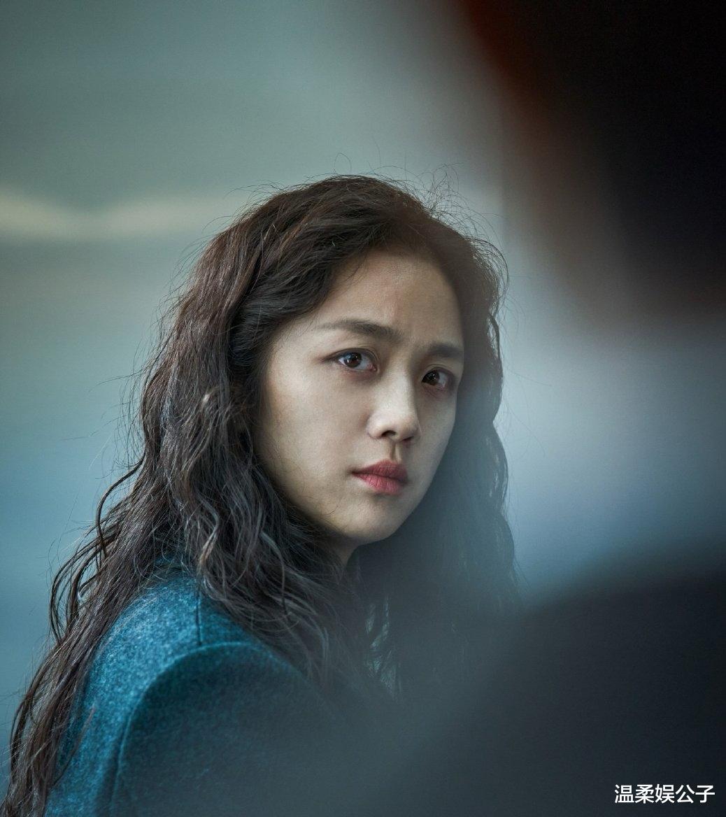 一张合影，揭开汤唯在韩国的真实地位，难怪孔刘被“钓成翘嘴”！