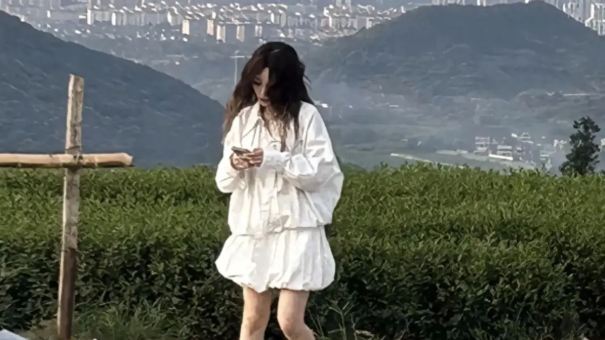 李小璐无修图曝光引热议，浓妆难掩愁容，1米5身高显老态？