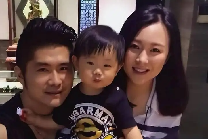 潘长江女儿潘阳现状:嫁10亿富豪,婚后10年,带儿子分居住在娘家