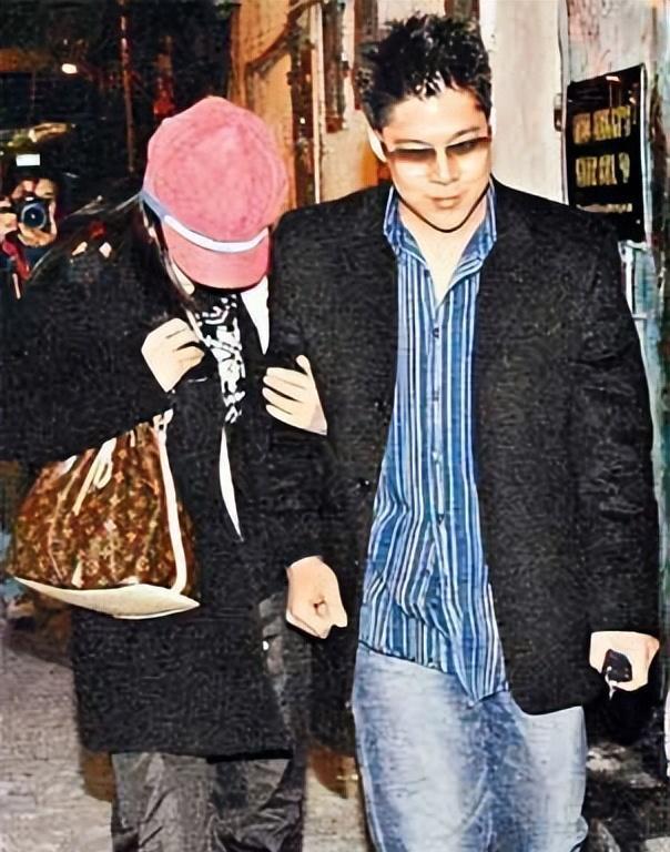 关晓彤不再逃避！直面“恋爱八年不结婚”给出回应，评论区炸锅了