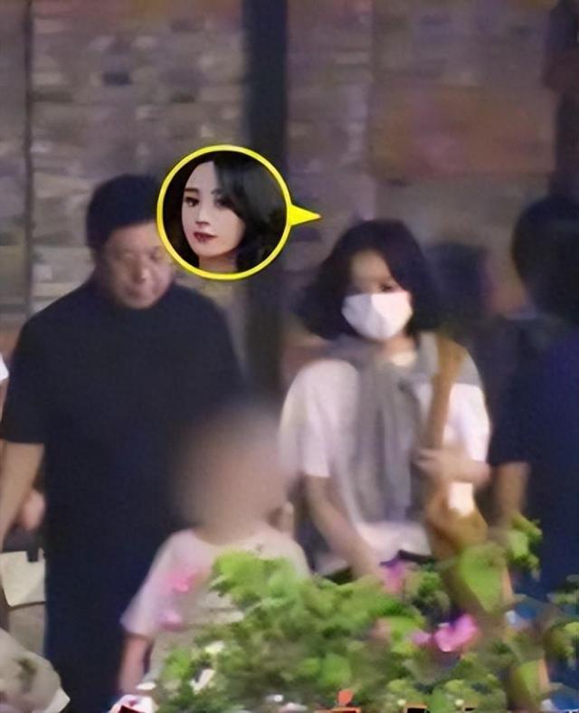 赵丽颖陪5岁儿子公园玩耍,卷起裤腿蹲地上挖沙,背影像高中生