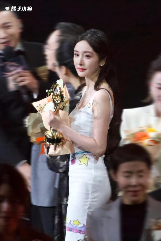 杨幂 好美好温柔啊