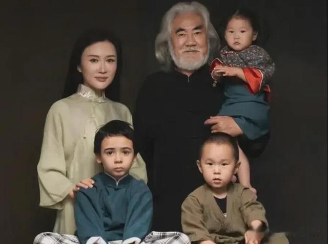 73岁张纪中再当爹！第四胎马上临盆，妻子挺大肚逛寺庙照片被曝光