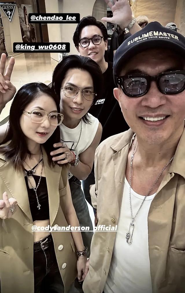 大S现身韩国颜值断崖式下滑,打扮朴素背一万元包,手镯是纹的