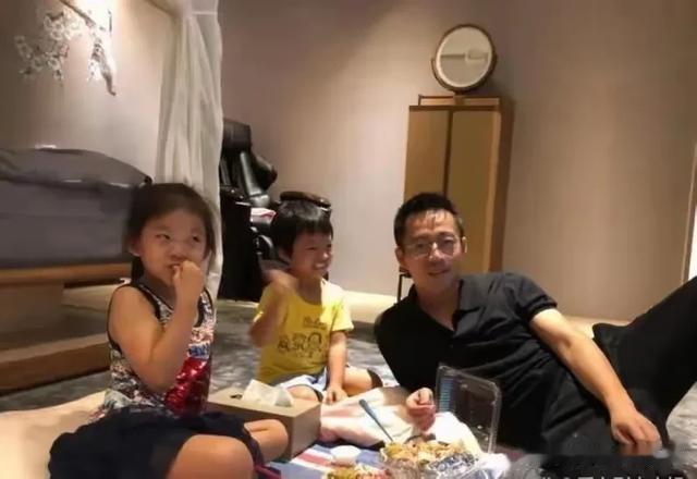 大S疑无时间打扮女儿，汪希玥衣着土气见爸爸，汪小菲却西装革履