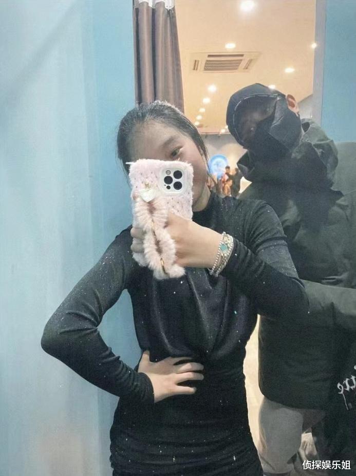 文章大女儿秀厨艺,爱马扎高马尾青春靓丽,戴三条项链超时髦