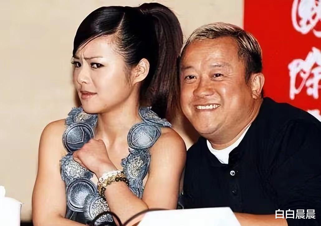 曾志伟与女网红合影惹争议！眼神扫过胸口伸舌头，紧贴肩膀邪魅笑