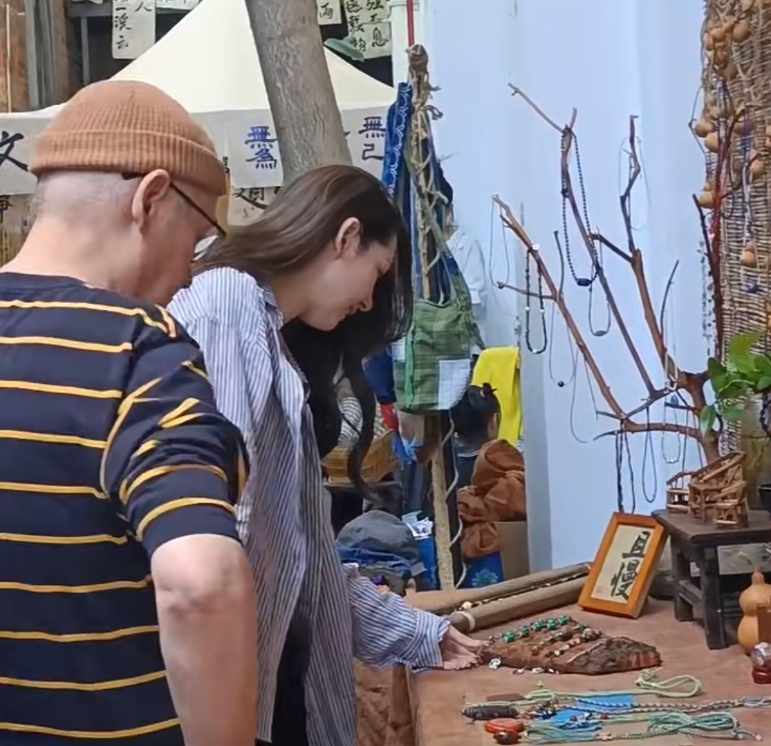 郭碧婷携爸爸在大理被偶遇，试戴路边廉价首饰，吃路边摊好接地气