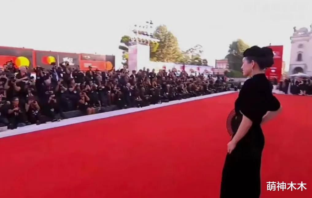 章子怡威尼斯红毯生图曝光!黑色造型被嘲太老气,胳膊卡粉好尴尬