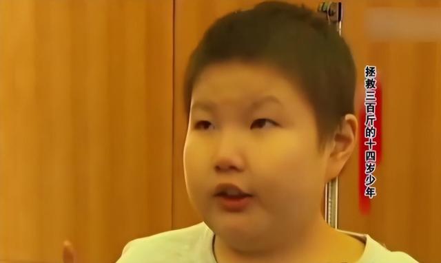 14岁男孩徐周磊体重300斤，一顿吃18包泡面，临终前哭着说想减肥