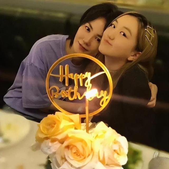 王菲谢霆锋现身机场,44岁谢霆锋把手搭在王菲腿上,很是恩爱!