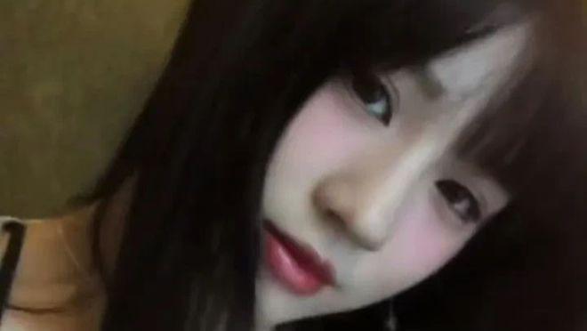 汪峰19岁女儿近照曝光，妆容精致身材傲人，穿低领毛衣露内衣蕾丝边