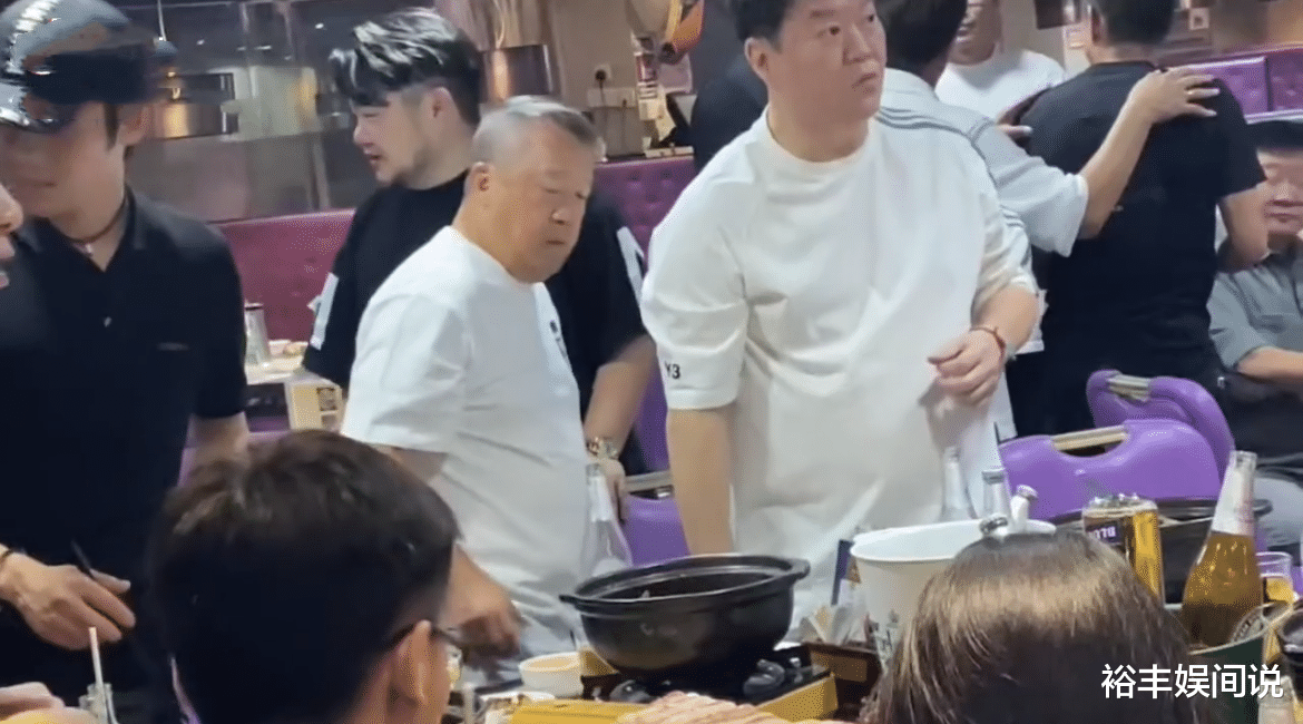 曾志伟遭大量网友嘲讽！主动给网红嘴哥倒酒，还摁着不让他站立