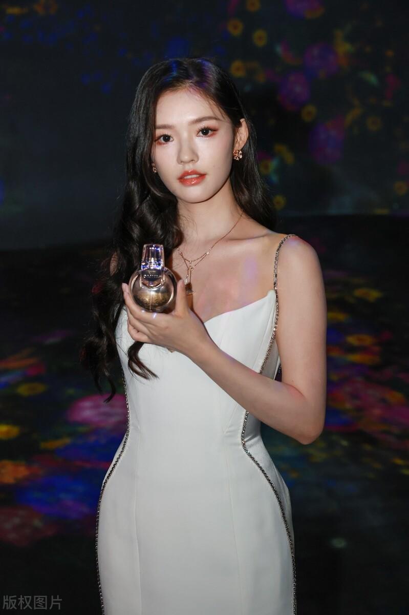 取艺名不足为奇，这15位明星连姓都换了，女主持称改姓对不起老爸