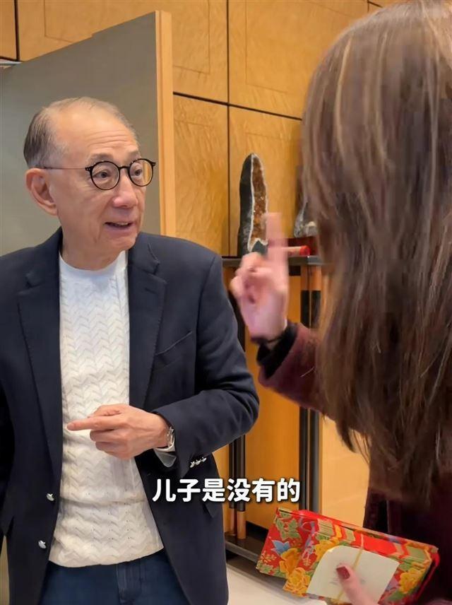 英皇开工，霍汶希带领众星给老板拜年，杨受成给明星们发镶金红包