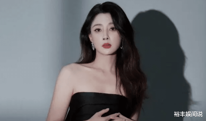 好甜!44岁殷桃与男友逛商超,亲自喂其吃东西,曝男方背景强大