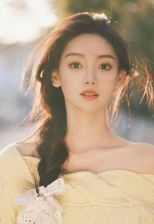 金佳悦,长相甜美,双腿笔直修长,堪称主播界天花板级女神