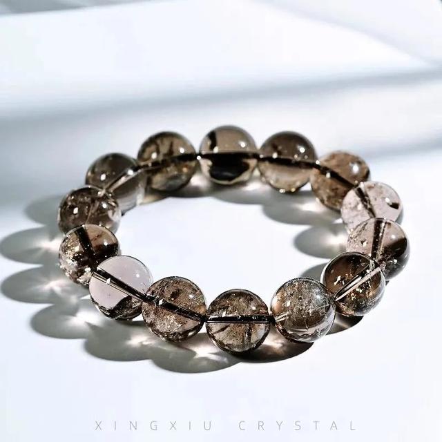 论寓意最丰富的文玩手串，莫过于水晶了，适合所有人佩戴的饰品