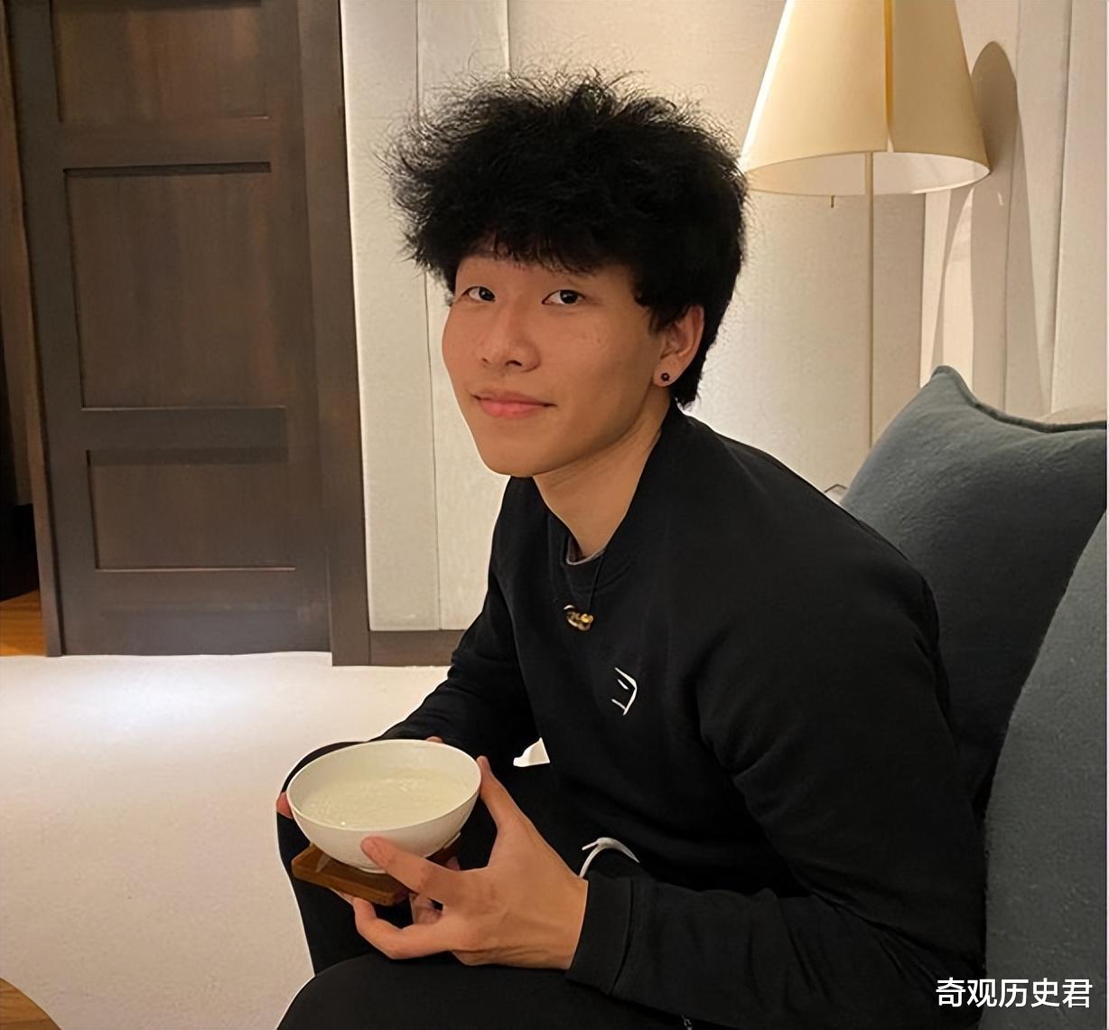 陈坤的儿子已成年,容貌开始显现母亲的基因,可以看得出像谁吗?