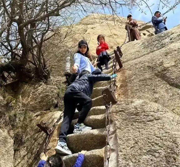 郭晶晶儿女帮外婆抬行李，兄妹齐心协力，外婆欣慰露出慈祥笑容