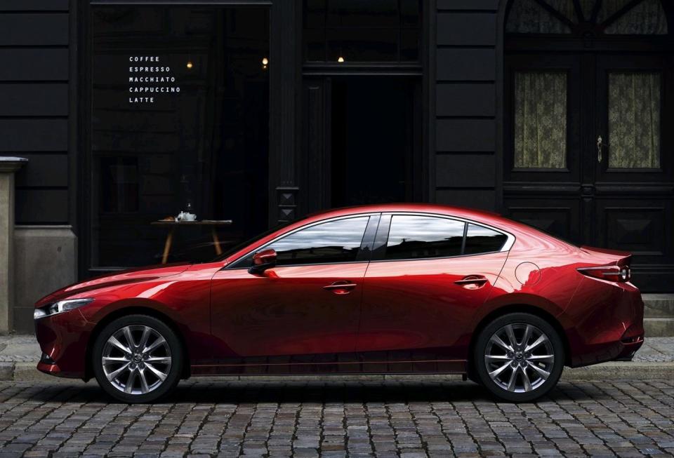 最后一搏！轴距超2米7，空间完胜轩逸，公认的“东瀛宝马”，仅售7万多