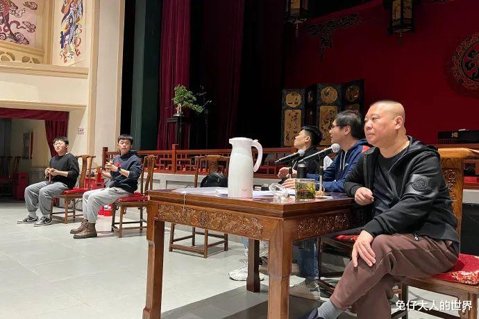 德云社赵芸一代替岳云鹏主持，成为德云团综常驻，郭德纲在造新星