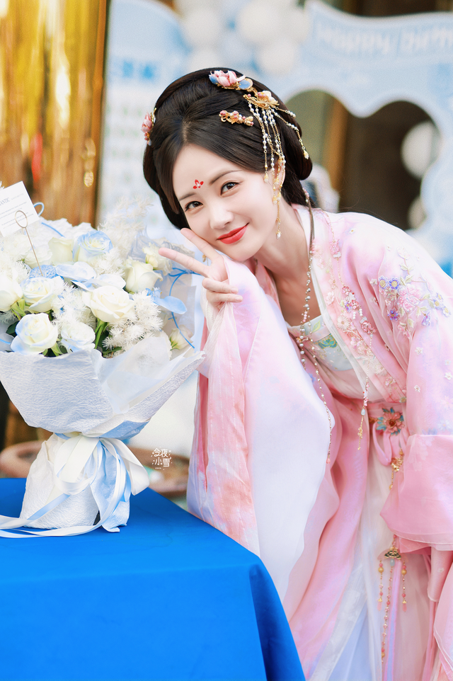 李一桐直播意外曝光照片列表,粉丝疯狂猜测相册内容!