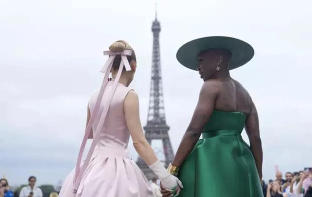 刘岩|贾玲郎朗观看巴黎奥运会开幕式 杨紫琼现场秀恩爱