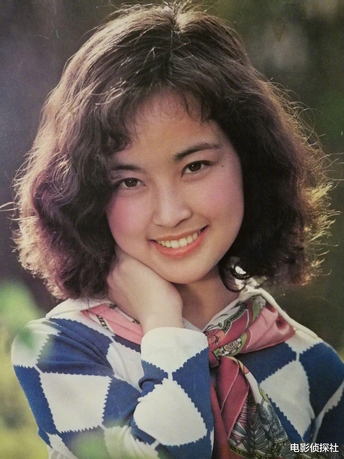 73岁刘晓庆近况曝光,直播带货卖珠宝,皮肤状态好看起来像少女