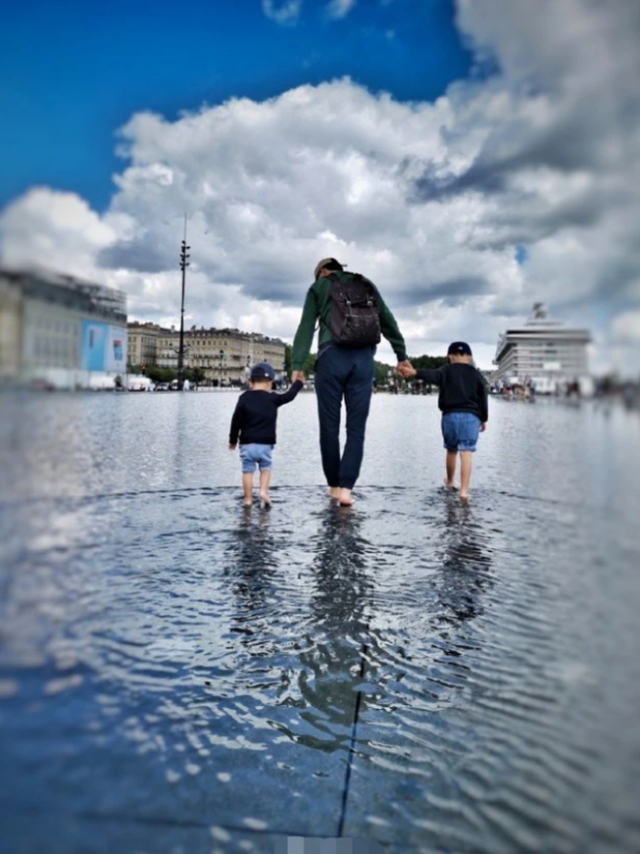 靳东老婆庆小儿子满7岁,弟弟近照曝光长大了,嘴巴像爸爸超帅气