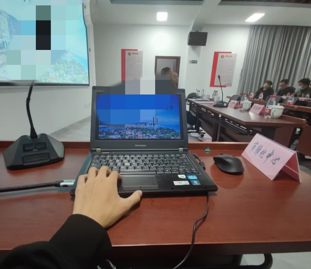 感觉00后入职就是来捅娄子的!这都干的啥事啊?网友:滋部长脸上了