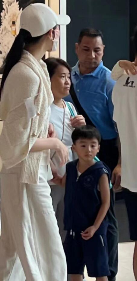 奚梦瑶全家游泰国，儿女正脸曝光：4岁儿子帅过何猷君，女儿超萌