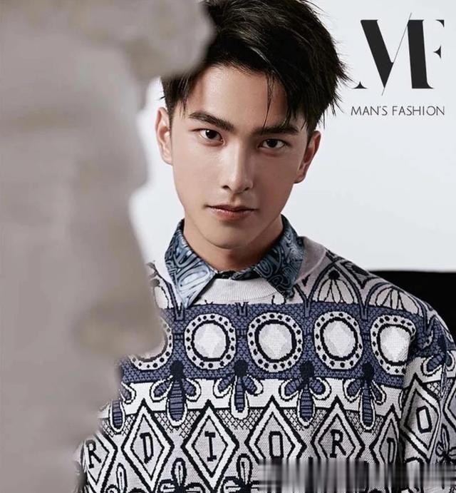 曾敬骅来自中国台湾的青年男演员，长相帅气迷人，演技精湛。