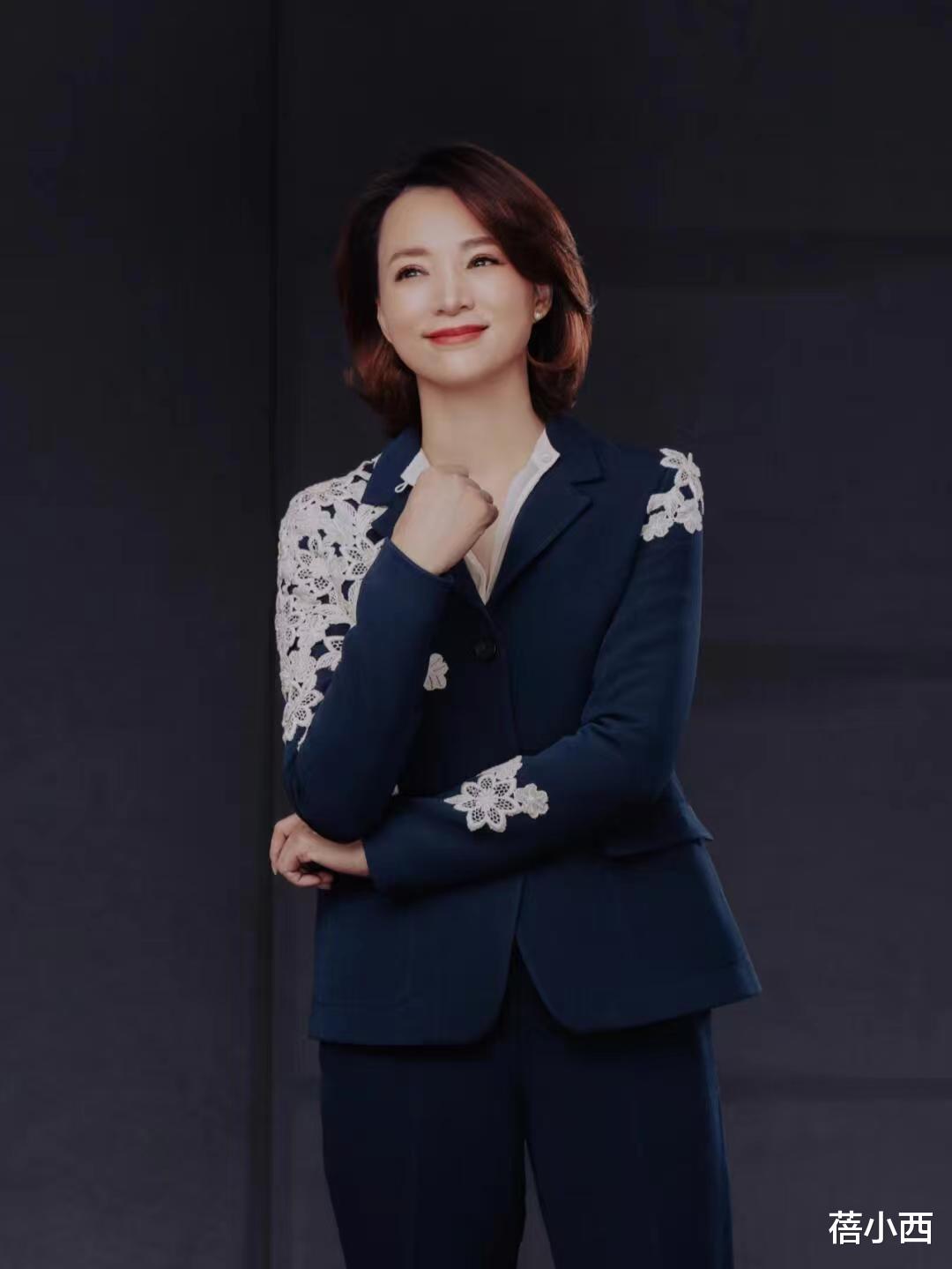 50岁董卿终于悄悄复出了，剪短发穿衬衫清汤寡水，气质大不如以前