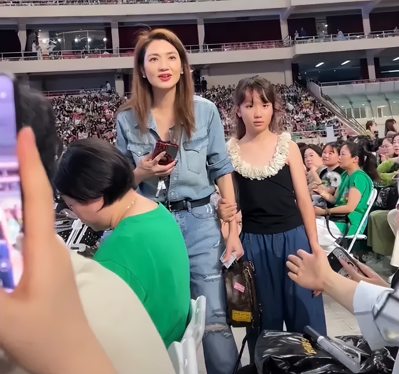 “大眼仔”莫少聪迎62岁生日，晒8人大合照庆生，莫芷嫣容貌出众