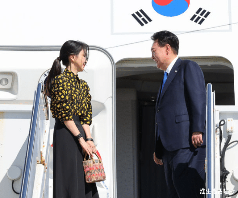 52岁韩国第一夫人出访，穿粉衣白裙扮嫩，一张“整容脸”更美了