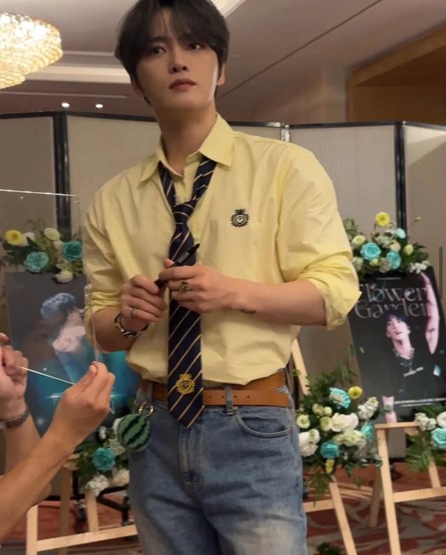 被弃养、被封杀，他复出仍是顶流！