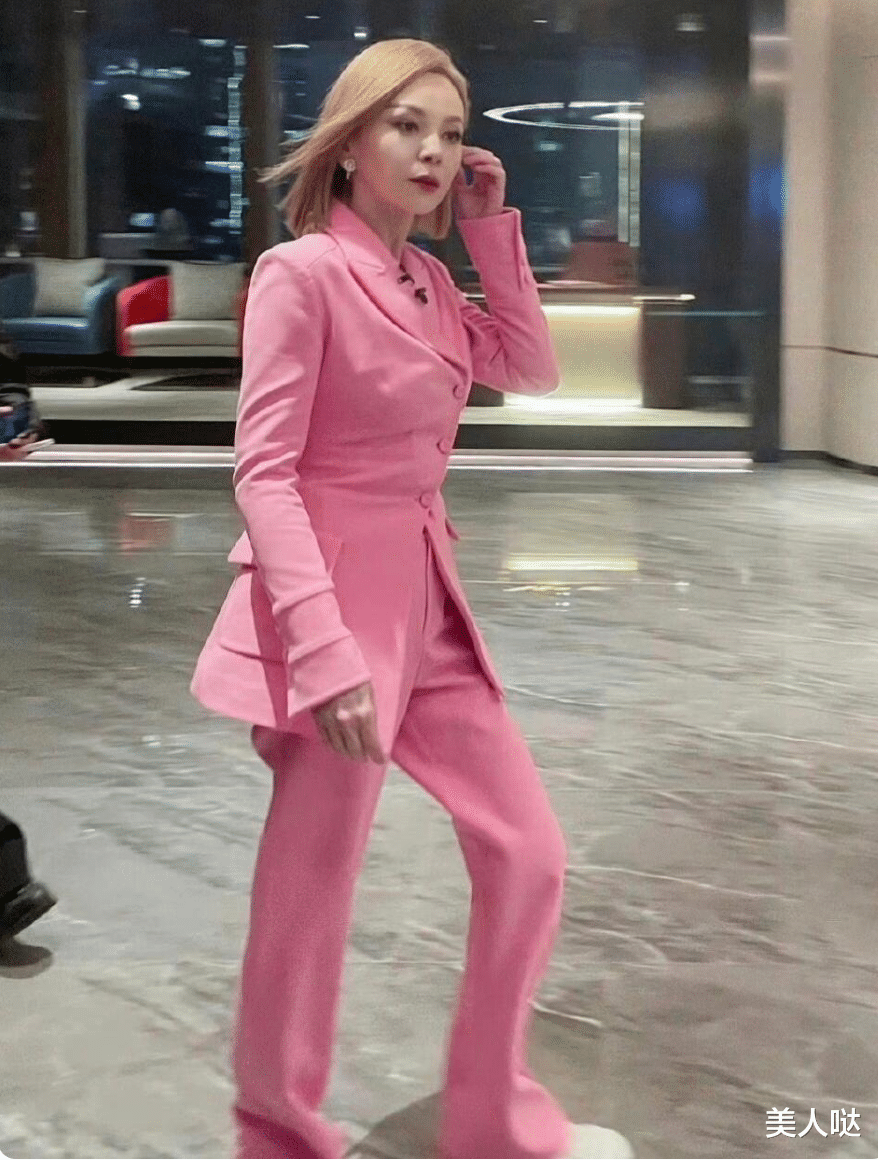 “雪姨”换发型美得像整容,一袭褶皱套装走秀,高级感满满,53岁美到认不出了